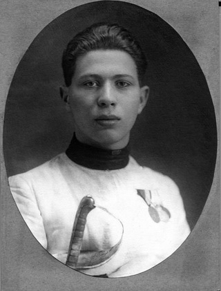 Petschauer Attila (Budapest, 1904. december 14. – Davidovka, 1943. január 20.) olimpiai és Európa-bajnok kardvívó. Sportolói pályafutása befejezése után1933-tól újságíróként dolgozott. Elsősorban sport témájú cikkeket publikált a Pesti Naplóban és Az Estben, ahol önálló rovata is volt Beszéljünk őszintén címmel.
