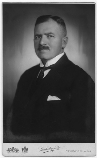 Mezőffy Ágoston. Államtudományi doktor, 1903‒1922-ig a Kereskedelemügyi Minisztérium munkatársa, később a m. kir. zálogházak igazgatója, majd postatakarékpénztári ügyvezető igazgató. A világháborúban 22 hónapig harcolt.