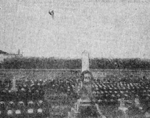 Temető Selz közelében: „Az egyforma sírkövek olyan glédában állanak itt is, mint a gazdáik valamikor a gyakorló téren. Középen a vezér: »Pax« fölirással hatalmas obeliszk.”
