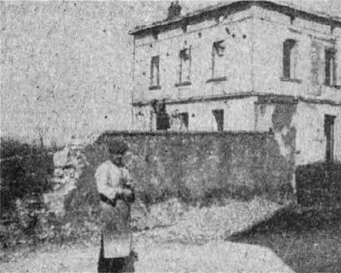 A falu cipésze a doberdói iskola előtt.