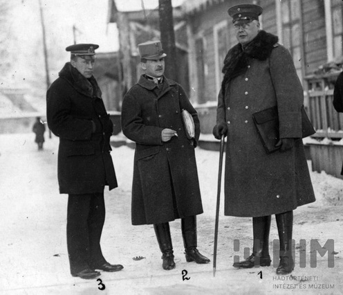 Wulff Olaf korvettkapitány (3-as számmal jelölve) a breszt-litovszki béketárgyalásokon, Pokorny Hermann alezredes és Max Hoffmann német tábornok társaságában.