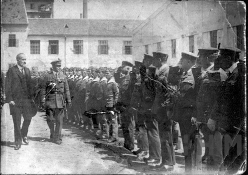 Wulff Olaf főtörzskapitány (ezredes) szemléz az óbudai folyamőr laktanyában, 1920‒1922.