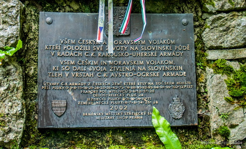 Az Isonzónál szolgált cseh katonákra emlékező, 2002-ben állított emléktábla.