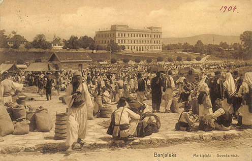 A Banja Luka-i vásártér egy 1904-ben feladott képeslapon, a háttérben a felső reáliskolával, amit Sófalvy már nem láthatott, a lakosság látványa azonban hasonló lehetett.
