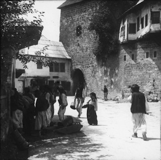 Jajcai utcakép szökőkúttal és városkapuval 1898-ból.