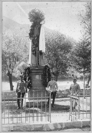 25 évvel később a császári és királyi 7. huszárezred 5. századának tisztjei a Maglajnál elesett hőseik emlékműve előtt, 1903. május 5.