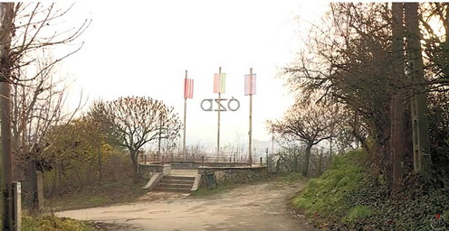 A 2011 októberében felújított ózdi Roób-kilátó a Kerekhegy felől, s a pihenőhely padján megőrzött név.
