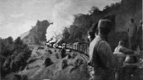 Megy a vonat Galícia felé – Kiszely István százados felvétele Az Érdekes Ujság 1915. január 24-i számából.