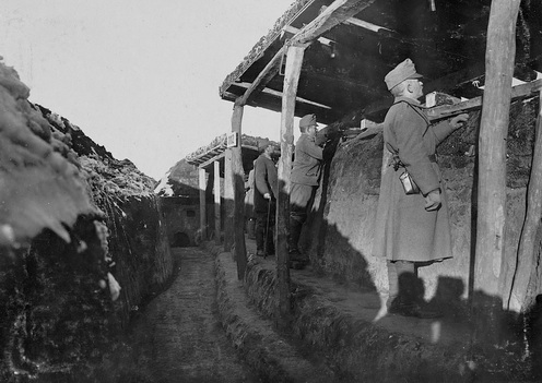 A srapnelgolyók ellen is védelmet jelentő tetővel ellátott lövészárok Galíciában 1915-ben