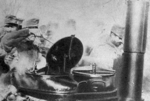 Fő a menázsi – a „gulyás-ágyú”-ban. A Weiss Manfréd Művekben gyártott praktikus, strapabíró szerkezetű 1909 M mozgókonyhákat 1910-ben rendszeresítették a közös hadseregnél és a magyar királyi Honvédségnél.