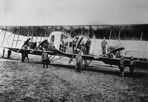 A cári hadseregben 1914-ben hadrendbe állított, Igor Sikorsky által 1913-ban tervezett „Ilja Muromec” [Илья Муромец] a világ első négymotoros nehézbombázója volt. A kétfedelű gép 800 kg-os bombaterhet tudott szállítani, védelmét kilenc géppuska biztosította, köztük az egyik a farokrészen, szintén először a világon; a motorokat 5 mm-es acéllemezzel burkolták. A pilótafülkében több embernek is jutott hely, személyzete 16 fős volt. A törzs mindkét oldalán nyílások voltak, amelyek lehetővé tették a szerelőknek, hogy a repülés közben kimásszanak a szárnyakra és elvégezzék a motorok karbantartását. A sorozat B típusú repülőgépei kisebb méretűek és tömegűek, valamint nagyobb sebességűek lettek. Megváltozott a repülőgép orr részének alakja, a géptörzs padlójába egy speciális nyílást készítettek a fényképezőgép felszereléséhez. Megjelent egy bombanyílás is, amely lehetővé tette a bombázást közvetlenül a pilótafülkéből. 1914 augusztusában a repülőgépeket „I. hajó” és „II. hajó” néven vette át az orosz légierő. Az „I. hajó” 1914 szeptember közepétől a 3. hadseregben, Rudnew vk. százados parancsnoksága alatt, Lemberg térségéből felderítő repüléseket hajtott végre a przemyśli erőd ellen. 100 lőerős Argus-motorjaival 1000 m magasságig tudott felszállni. Feltehetőleg a gépet is bevetették bombázásra és felderítésre a második ostrom során is.
