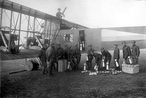 A cári hadseregben 1914-ben hadrendbe állított, Igor Sikorsky által 1913-ban tervezett „Ilja Muromec” [Илья Муромец] a világ első négymotoros nehézbombázója volt. A kétfedelű gép 800 kg-os bombaterhet tudott szállítani, védelmét kilenc géppuska biztosította, köztük az egyik a farokrészen, szintén először a világon; a motorokat 5 mm-es acéllemezzel burkolták. A pilótafülkében több embernek is jutott hely, személyzete 16 fős volt. A törzs mindkét oldalán nyílások voltak, amelyek lehetővé tették a szerelőknek, hogy a repülés közben kimásszanak a szárnyakra és elvégezzék a motorok karbantartását. A sorozat B típusú repülőgépei kisebb méretűek és tömegűek, valamint nagyobb sebességűek lettek. Megváltozott a repülőgép orr részének alakja, a géptörzs padlójába egy speciális nyílást készítettek a fényképezőgép felszereléséhez. Megjelent egy bombanyílás is, amely lehetővé tette a bombázást közvetlenül a pilótafülkéből. 1914 augusztusában a repülőgépeket „I. hajó” és „II. hajó” néven vette át az orosz légierő. Az „I. hajó” 1914 szeptember közepétől a 3. hadseregben, Rudnew vk. százados parancsnoksága alatt, Lemberg térségéből felderítő repüléseket hajtott végre a przemyśli erőd ellen. 100 lőerős Argus-motorjaival 1000 m magasságig tudott felszállni. Feltehetőleg a gépet is bevetették bombázásra és felderítésre a második ostrom során is.