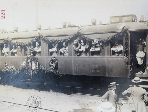 A kép hátoldalán olvasható felirat szerint: „Tiszti kocsi útban a harctérre 1914. aug. 19-én.” Balról az első személy sárói Szabó Lajos alezredes, zászlóaljparancsnok, a második Herczegh Géza százados a 9. század parancsnoka, a m. kir. veszprémi 31. honvéd gyalogezred történetének írója.