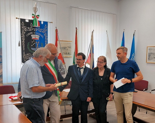 A díjátadás pillanata.