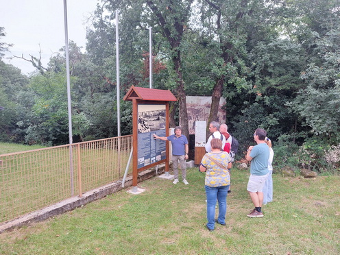 Gianfranco Simonit a San Martino del Carso-i múzeum előtt ismertette a település és a környék háború alatti történetét.