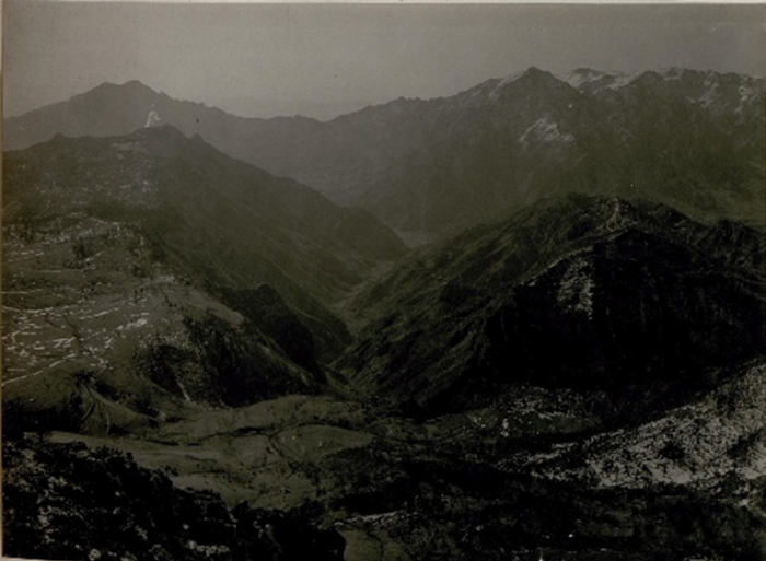 Kilátás a Tonezza-csúcson lévő tüzérségi megfigyelő pontról a Monte Cimone és a Riofreddo-völgy irányába (kép forrása: Wikimedia Commons)