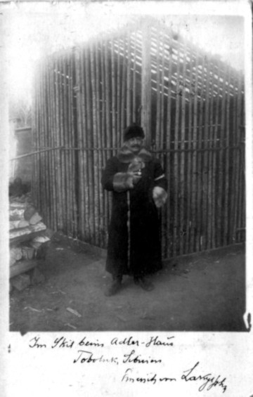 Komadina Konstantin kapitány a szibériai Tobolszk orosz hadifogolytáborában, a Mihajlovszkij Szkit remetelakban, 1916-ban. A vele raboskodó Laky Imre tartalékos százados felvétele.