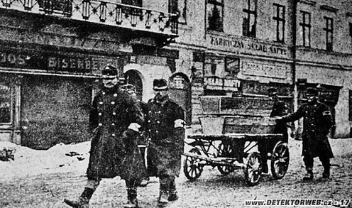 Utolsó út az erőd temetőjébe – egyszerű koporsóban, kíséret nélkül. Nemcsak a harcok, hanem az éhség, a hideg, a betegségek és a kimerültség is szedte az áldozatait...