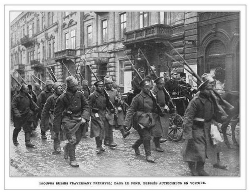 „Orosz csapatok átvonulása Przemysl városán. A háttérben sebesült osztrákok egy kocsiban.” A képet közzétevő The War of the Nations képes hetilap 154. száma New Yorkban jelent meg 1914‒1919 között.