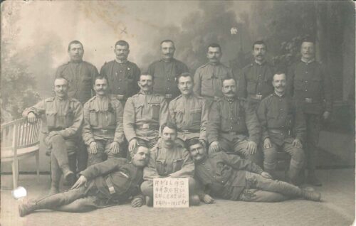 A kép közepén olvasható felirat: A világháború emlékéül 1914-1915. (kép forrása: Határ Győző Városi Könyvtár Digitális Archívuma. Digdok/Endrőd/katonák)