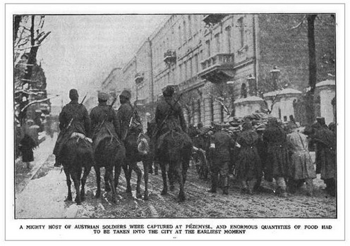 „Hatalmas mennyiségű osztrák katona került fogságba Przemyślnél és hihetetlen mennyiségű élelmiszert kellett a lehető leghamarabb a városba szállítani.” – Orosz lovas járőr felügyeli a kenyérrel megrakott szekeret, amelyet osztrák–magyar hadifoglyok vontatnak a város utcáján.