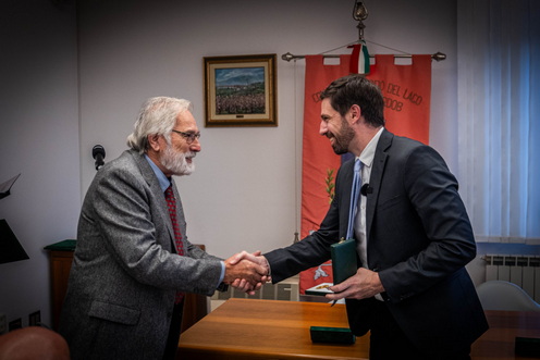 A kitüntetés átadása Marino Visintin részére.