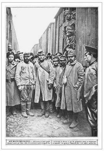 Osztrák‒magyar hadifoglyok Przemyślnél, orosz őrökkel. A szövetséges hatalmak ismeretlen haditudósítója által készített fénykép több országban, ez esetben egy francia újságban jelent meg.