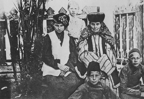 Tatár család. Ismeretlen orosz fényképész felvétele, 1900 körül.