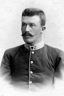 Lovag Arlow Viktor (1862–1920), 1914-ben, főhadnagyként. A m. kir. 10. népfelkelő gyalogezred parancsnokaként, 1914. november 1-től ezredessé kinevezve Przemyśl ostrománál került orosz fogságba. „Nemes barát volt, áldozatkész bajtárs s olyan parancsnok, kinek egy buzdító szavára katonái az ördöggel is szembeszállottak volna. Ezrede roncsaival fogágba került ő is, öt évig raboskodott, tűrt nyomort, éhséget, megaláztatást. Megtört testének erőt adott az a gondolat, hogy hátha mégis hazakerülhet egyszer szerettei közé. És hazakerült! Pár hét híján öt éve ette a nyomorúságos rabság kenyerét, megtört, s mire elcsigázott testével elérte a szülőföldet, a hitvest, a szerető gyermekeket, az elcsigázott test nem bírta tovább, összeroppant, kiszenvedett. A haldoklás nehéz pillanatait Magyarország kormányzója azzal igyekezett megkönnyíteni, hogy halálos ágyához küldte a tábornoki kinevezést. Requiescat in pace.” – emlékezett rá Laky Imre barátja, tiszttársa.