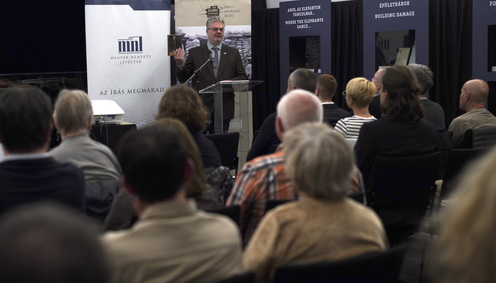 Dr. habil Szabó Csaba főigazgató kezében az új könyvvel.