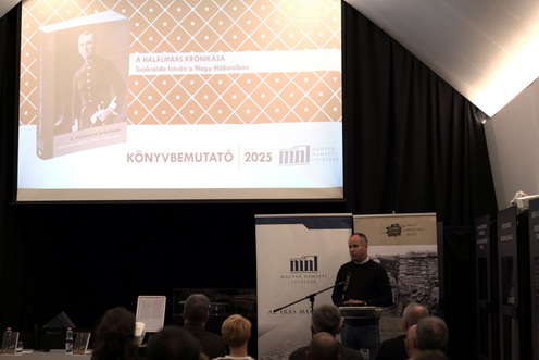 A dédapa (a vetítés könyvborítóján) és a dédunoka a könyvbemutatón.