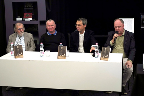 A szakmai beszélgetés résztvevői balról jobbra: Pollmann Ferenc, Molnár Tibor, Juhász Balázs és Katona Csaba.