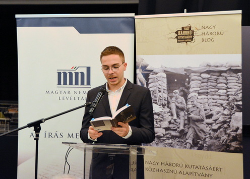 Pintér Mátyás felolvasás közben.