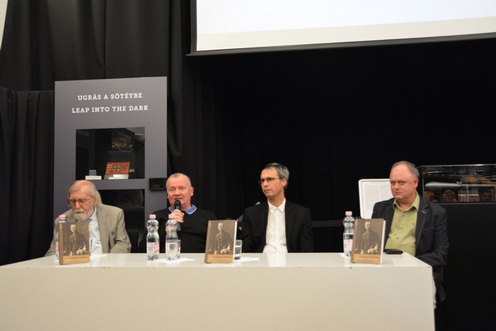 Molnár Tibor ismerteti a szerb narratívát.