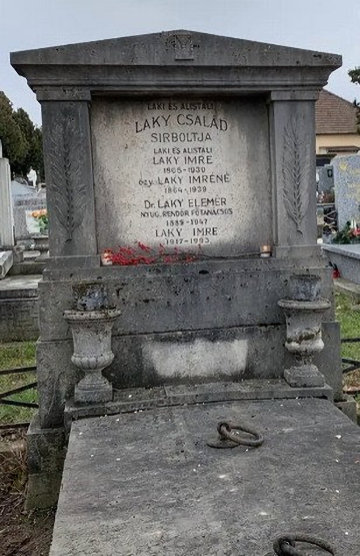 A Laky család síremléke a csömöri temetőben.