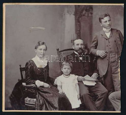 A Keöpe család 1902-ben. Keöpe Viktor a kép jobb oldalán áll.