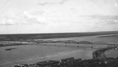 Az elkészült Volga-híd az Urál és Szibéria között teremtett a korábbinál sokkal rövidebb közúti összeköttetést. Teljes hossza 5,8 km, ebből 2 km közvetlenül a víztükör fölött ível át. A Volga felett átívelő vasúti hidat végül 1916. október 5-én nyitották meg. A gyönyörű, lekerekített íveket 2003 és 2008 között szögletes újakra cserélték, ma már közúttal is bővült.