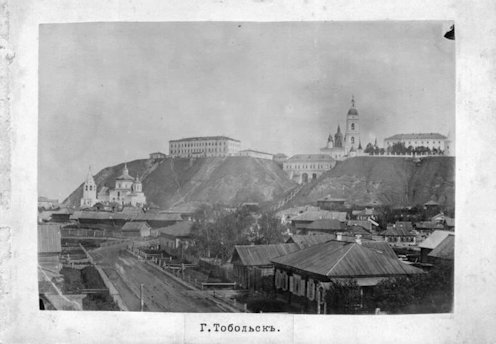 Tobolszk városa az Irtisz felől. A parton levő faházak egyikébe költözködtek be Roóbék. J. Fidlerman felvétele, 1890-es évek