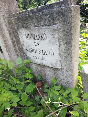 A síremlék előtt egy régi, már rozsdás mécses.