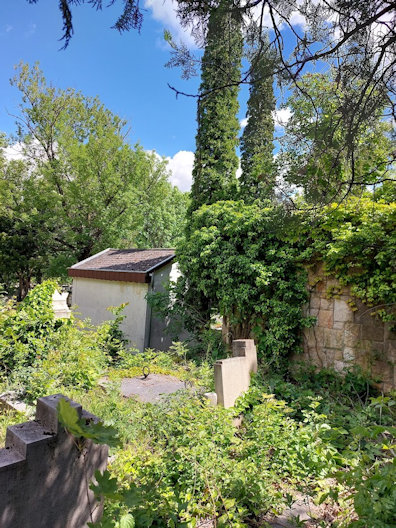 A síremlék mögül készült felvétel.