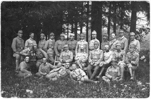 A budapesti 1. honvéd gyalogezred tisztjei az olasz fronton 1916. júniusában. Középen sapka nélkül Reviczky László alezredes, az ezred parancsnoka, tőle jobbra Bartóffy Miklós százados ül, az alezredes mögött pedig talán Walter Géza áll