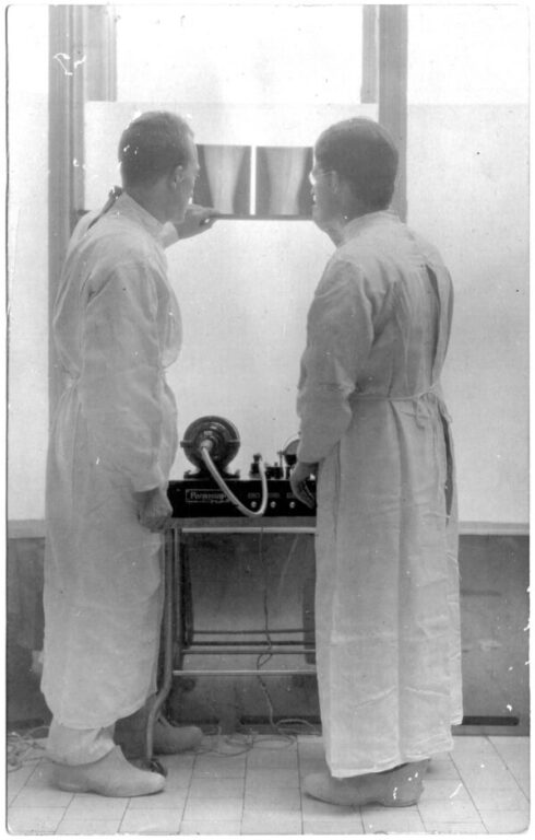 A Budapesti Tudományegyetem I. számú Sebészeti Klinikájának orvosai egy röntgenfelvételt tanulmányoznak (Kajon Árpád gyűjteményéből)