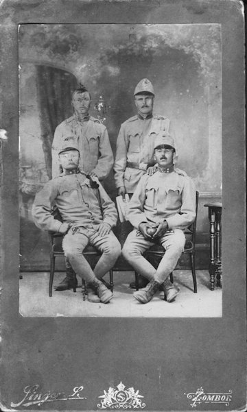A Herczeg-testvérek – ülnek, balról Mihály, jobbról Károly – két ismeretlen bajtársukkal