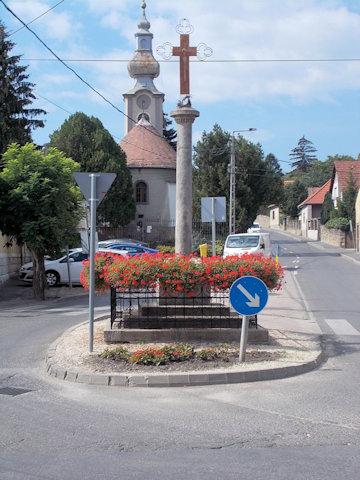 Az 1841-ben állított ortodox kereszt és a szerb templom Budakalászon