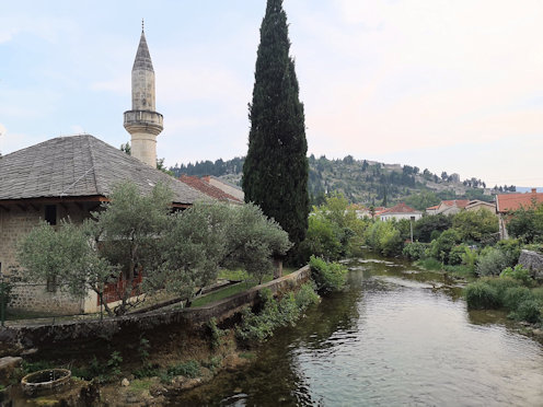 Stolac napjainkban a Bregava folyóval, a vár a háttérben