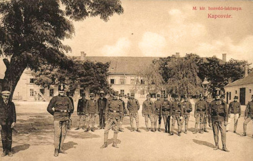 Katonák a kaposvári honvédlaktanya udvarán korabeli képeslapon