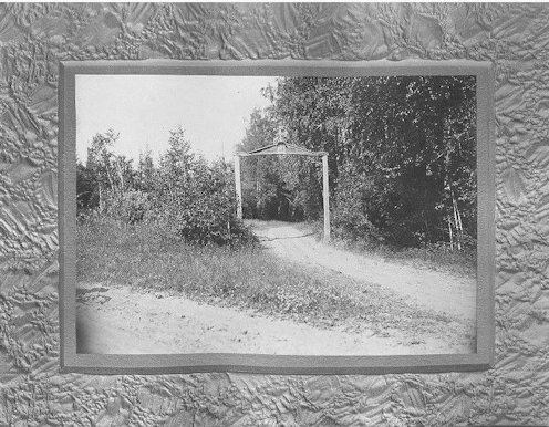 A szkit területére vezető kapu Vaszilij Nyikolajevics Pignatti (1862/3–1920) gyűjtő, utazó, politikus 1912-es fényképén