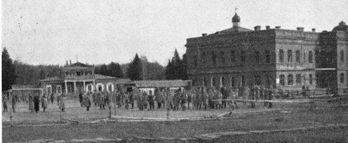 A szkit udvara Fehér Xavér Ferenc tartalékos zászlós, tisztviselő felvételén: jól látszik a Roób által említett téglaépület.