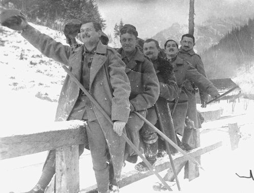 Vidámabb pillanat az orosz hadszintéren, Homolya Antal tizedes (balról a második) és bajtársai