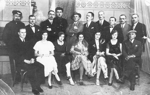 Zentai amatőr színészek egy előadást követően az 1920-as években. Homolya Antal középen, kalapban